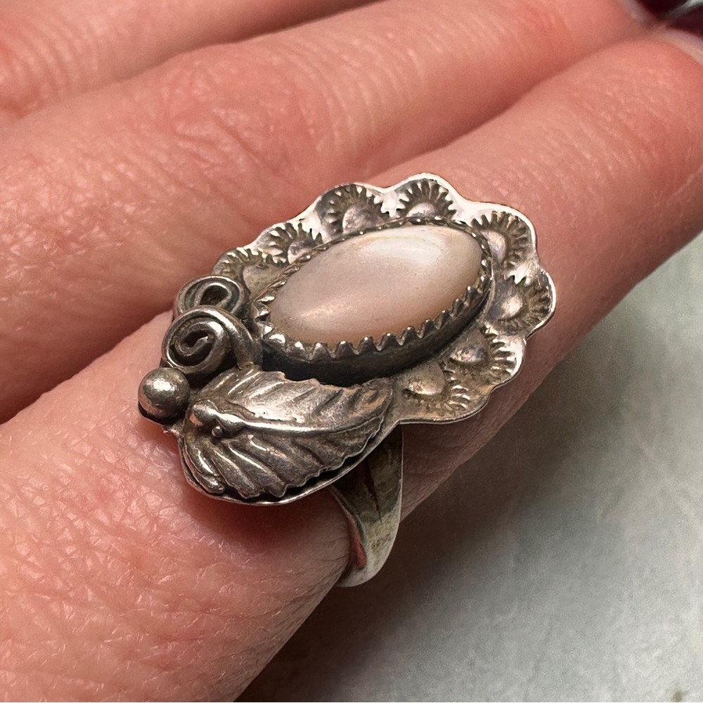 Vintage sterling silver ring with pink mother of pearl oval stone leaf southwest - Picture 3 of 8